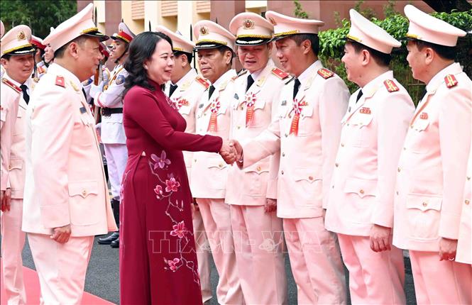 Phó Chủ tịch nước Võ Thị Ánh Xuân với các đồng chí lãnh đạo Bộ Tư lệnh Cảnh vệ, Bộ Công an. Ảnh: Phạm Kiên - TTXVN