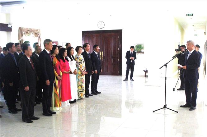Quang cảnh lễ kỷ niệm 135 năm Ngày sinh Chủ tịch Hồ Chí Minh tại trụ sở Đại sứ quán Việt Nam ở thủ đô Phnom Penh. Ảnh: Hoàng Minh - PV TTXVN tại Campuchia 
