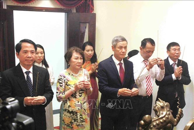 Đại sứ Nguyễn Minh Vũ (giữa) cùng các đại biểu thực hiện nghi thức dâng hương tại Phòng thờ Bác Hồ trong trụ sở Đại sứ quán Việt Nam ở thủ đô Phnom Penh. Ảnh: Hoàng Minh - PV TTXVN tại Campuchia 