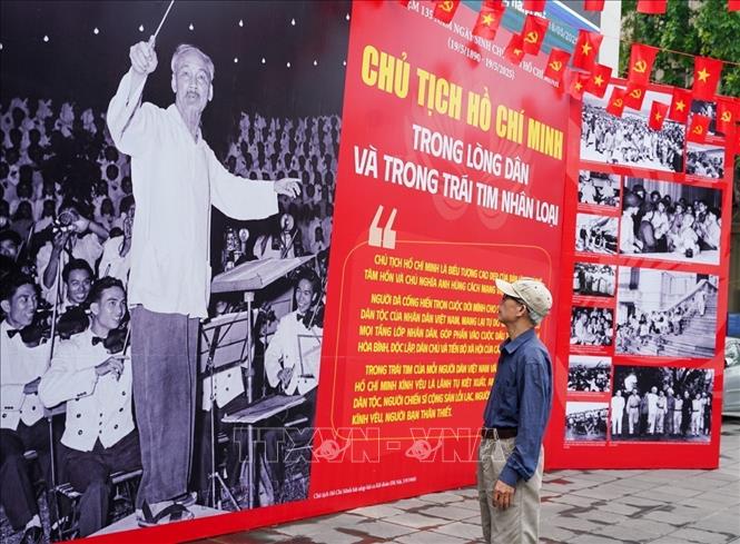 Người dân Thủ đô tham quan trưng bày ảnh 