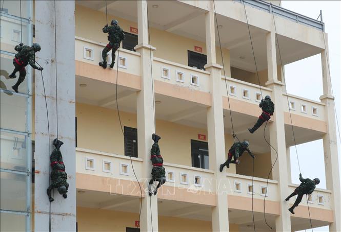 Giờ huấn luyện đột kích giải thoát con tin trong nhà cao tầng của lực lượng đặc nhiệm thuộc Lữ đoàn Đặc công bộ 113. Ảnh: Trọng Đức - TTXVN