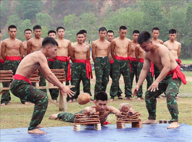 Luyện tập khí công của lực lượng đặc nhiệm thuộc Lữ đoàn Đặc công bộ 113. Ảnh: Trọng Đức - TTXVN
