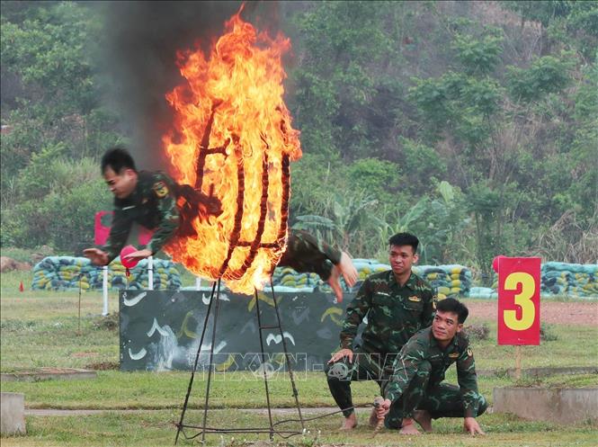 Luyện tập nhảy qua vòng lửa của lực lượng đặc nhiệm thuộc Lữ đoàn Đặc công bộ 113. Ảnh: Trọng Đức - TTXVN