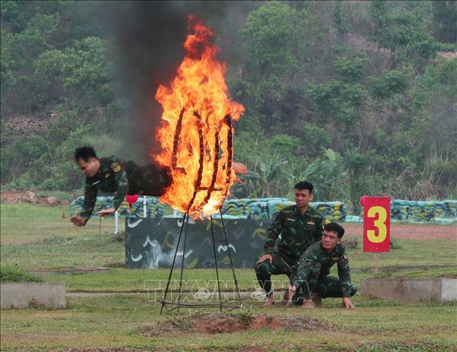 Luyện tập nhảy qua vòng lửa của lực lượng đặc nhiệm thuộc Lữ đoàn Đặc công bộ 113. Ảnh: Trọng Đức - TTXVN