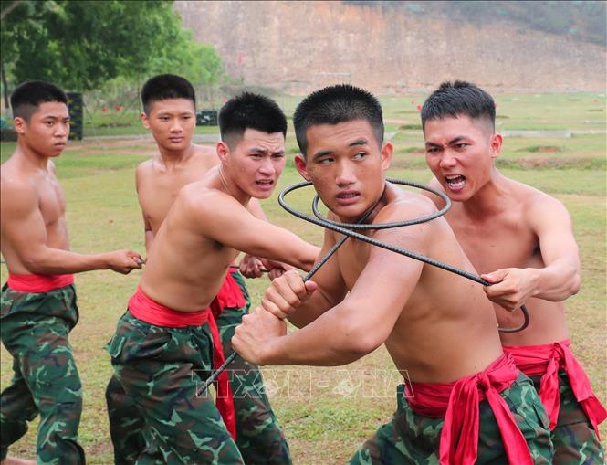 Luyện tập khí công của lực lượng đặc nhiệm thuộc Lữ đoàn Đặc công bộ 113. Ảnh: Trọng Đức - TTXVN
