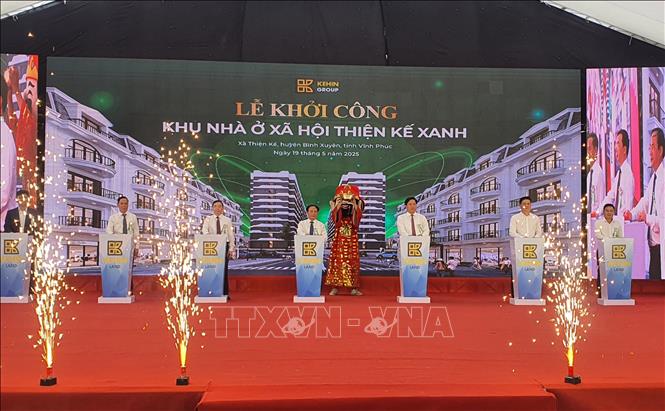 Các đại biểu và lãnh đạo tỉnh thực hiện khởi công Dự án. Ảnh: Nguyễn Trọng Lịch- TTXVN
