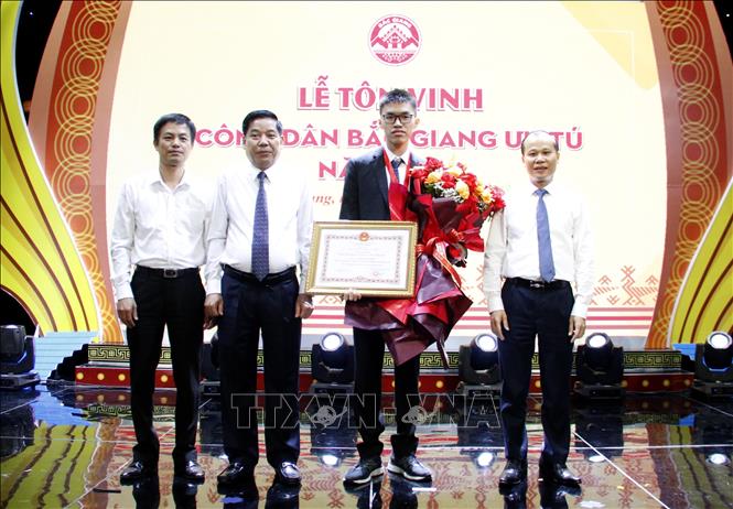 Thân Thế Công, cựu học sinh trường THPT Chuyên Bắc Giang, nhận danh hiệu “Công dân Bắc Giang ưu tú năm 2024”. Ảnh: Đồng Thúy-TTXVN