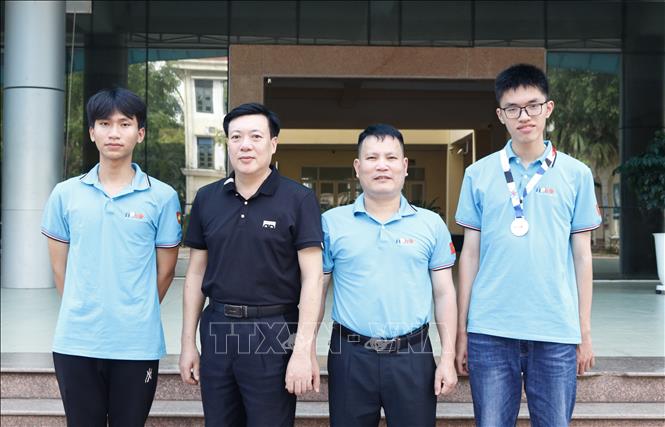 Thầy Trần Duy Phương, Hiệu trưởng trường THPT Chuyên Bắc Giang; thầy Nguyễn Văn Đóa, giáo viên Vật Lý cùng 2 học sinh Thân Thế Công, Trương Phi Hùng đoạt Huy chương Vàng tại kỳ thi Olympic Vật lý Quốc tế (IPHO) 2024. Ảnh: Đồng Thúy-TTXVN