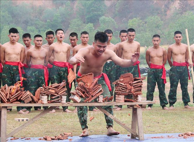 Luyện tập khí công của lực lượng đặc nhiệm thuộc Lữ đoàn Đặc công bộ 113. Ảnh: Trọng Đức - TTXVN