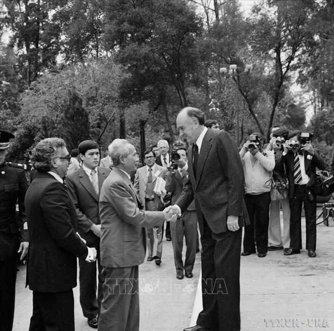 Tổng thống Mexico José López Portillo đón Thủ tướng Phạm Văn Đồng trong chuyến thăm Mexico từ ngày 12-13/9/1979. Ảnh: Xuân Lâm - TTXVN