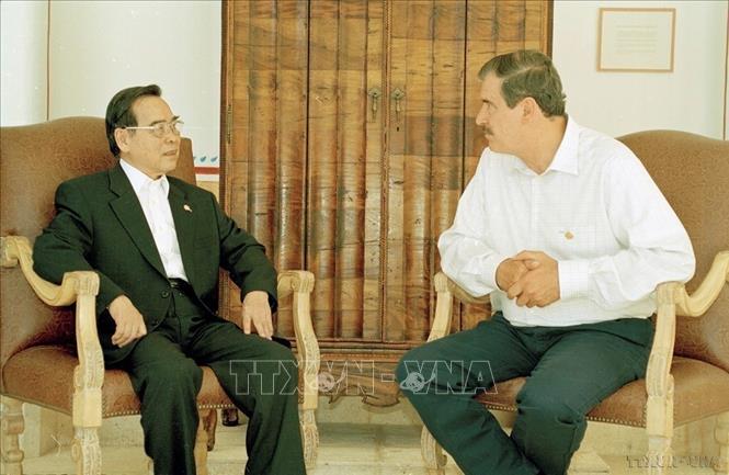 Trong chuyến tham dự Hội nghị Cấp cao APEC lần thứ 10, tại Los Cabos (Mexico), ngày 26/10/2002, Thủ tướng Phan Văn Khải tiếp Tổng thống Mexico Vicente Fox Quesada. Ảnh: Đức Tám-TTXVN