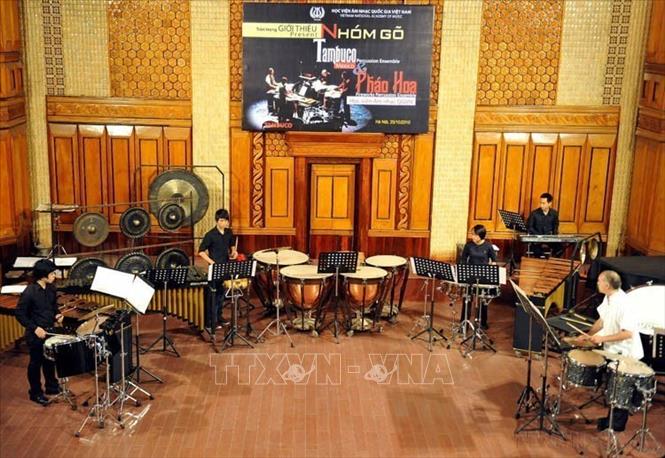 Thành viên nhóm gõ Tambuco của Mexico biểu diễn cùng với nhóm gõ Pháo hoa của Học viện Âm nhạc Quốc gia Việt Nam, trong khuôn khổ giao lưu trao đổi, hợp tác Văn hóa giữa hai nước (Hà Nội, 25/10/2010). Ảnh: Thanh Hà - TTXVN