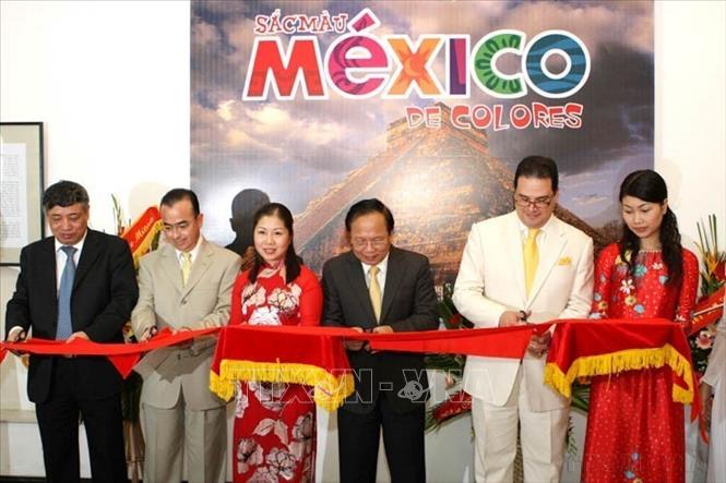 Khai mạc triển lãm ảnh “Sắc màu Mexico” nhân kỷ niệm 199 năm Quốc khánh Mexico (16/9/1810 – 16/9/2009) do Đại sứ quán Mexico tại Việt Nam, Hãng thông tấn nhà nước Mexico (NOTIMEX) phối hợp với Thông tấn xã Việt Nam tổ chức (Hà Nội, 14/9/2009). Ảnh: Phương Hoa - TTXVN