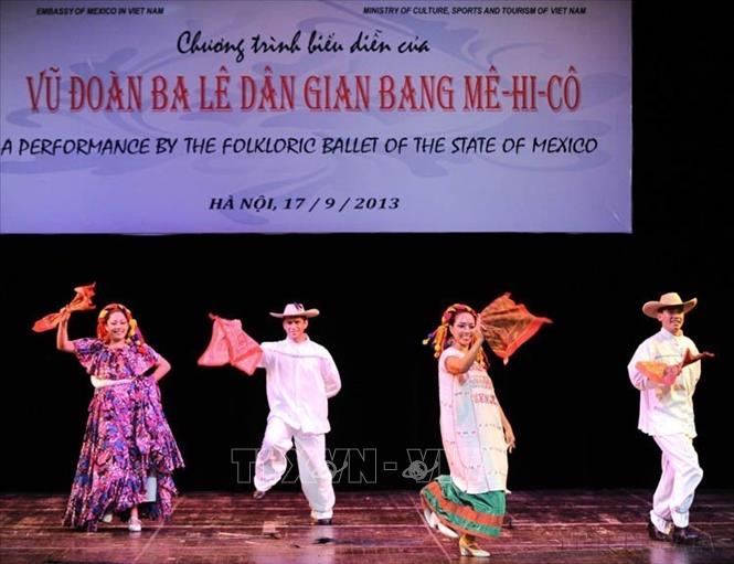  Tiết mục múa đặc sắc do các nghệ sĩ của vũ đoàn ba-lê dân gian Mexico biểu diễn tại Đêm biểu diễn nghệ thuật ba-lê dân gian Mexico nhân kỷ niệm 38 năm Ngày thiết lập quan hệ ngoại giao giữa hai nước (Hà Nội, 17/9/2013). Ảnh: Minh Đức - TTXVN