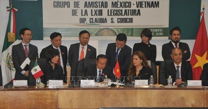 Phó Chủ tịch Quốc hội Đỗ Bá Tỵ ký sổ vàng của Nhóm Nghị sỹ hữu nghị Mexico với Việt Nam của Hạ viện Mexico (03/12/2016). Ảnh: Lưu Việt Hùng-TTXVN