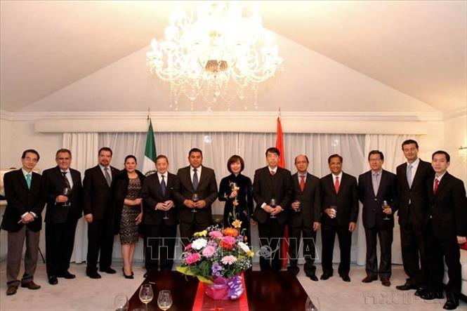 Đại sứ Việt Nam tại Mexico Lê Linh Lan và Thị trưởng Braulio Antonio Alvarez Jasso cùng đại sứ các nước tham dự Buổi gặp gỡ chào mừng sự kiện kết nghĩa giữa thành phố Đà Nẵng của Việt Nam với thành phố Toluca của Mexico (19/12/2015). Ảnh: Việt Hòa - TTXVN