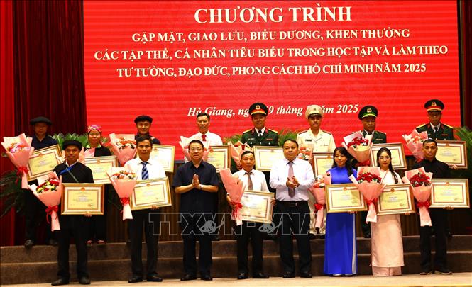 Chủ tịch UBND tỉnh Hà Giang Phan Huy Ngọc và lãnh đạo Ban Tuyên giáo và Dân vận Tỉnh ủy trao Bằng khen cho các tập thể, cá nhân tiêu biểu. Ảnh: Minh Tâm - TTXVN