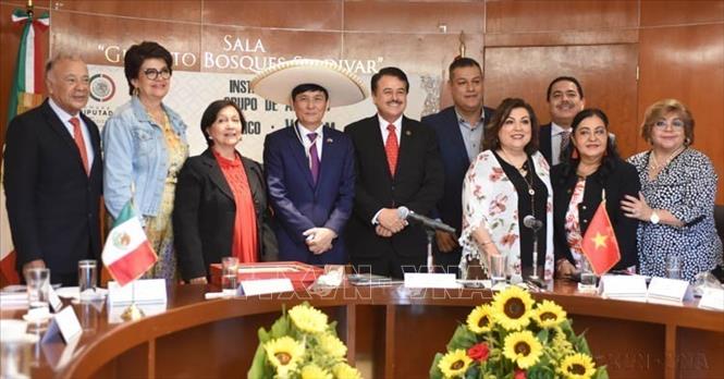  Hạ viện Liên bang Mexico khóa 65 ra mắt Nhóm Nghị sỹ Hữu nghị Mexico - Việt Nam nhiệm kỳ mới. Theo đó, Hạ nghị sỹ Alfredo Femat Bañuelos tiếp tục được bầu làm Chủ tịch nhóm (Mexico, 07/04/2022). Ảnh: TTXVN