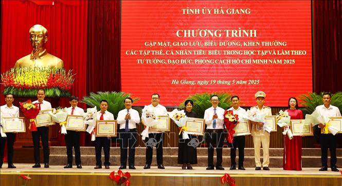 Bí thư Tỉnh ủy Hà Giang Hầu A Lềnh và Phó Bí thư Thường trực Tỉnh ủy Thào Hồng Sơn trao Bằng khen cho các tập thể tiêu biểu trong học tập và làm theo tư tưởng, đạo đức, phong cách Hồ Chí Minh năm 2025. Ảnh: Minh Tâm - TTXVN