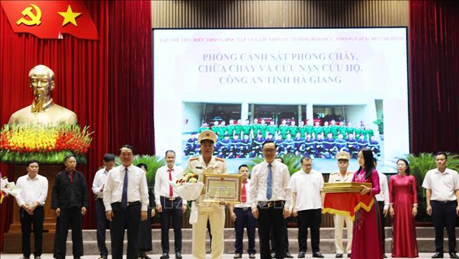 Bí thư Tỉnh ủy Hà Giang Hầu A Lềnh và Phó Bí thư Thường trực Tỉnh ủy Thào Hồng Sơn trao Bằng khen cho các tập thể tiêu biểu trong học tập và làm theo tư tưởng, đạo đức, phong cách Hồ Chí Minh năm 2025. Ảnh: Minh Tâm - TTXVN