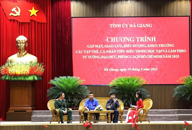 Các tập thể, cá nhân tiêu biểu trong học tập và làm theo tư tưởng, đạo đức, phong cách Hồ Chí Minh giao lưu tại chương trình. Ảnh: Minh Tâm - TTXVN