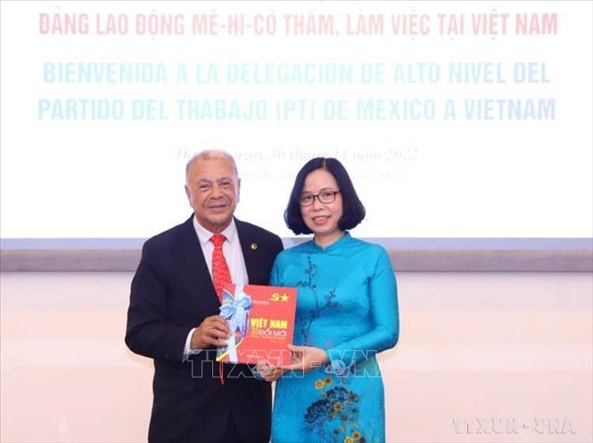 Tổng Giám đốc Thông tấn xã Việt Nam Vũ Việt Trang tặng sách “Việt Nam 35 năm đổi mới” cho Tổng Bí thư Đảng Lao động Mexico Alberto Anaya Gutierrez trong chuyến thăm và làm việc tại TTXVN (30/11/2022). Ảnh: Văn Điệp - TTXVN