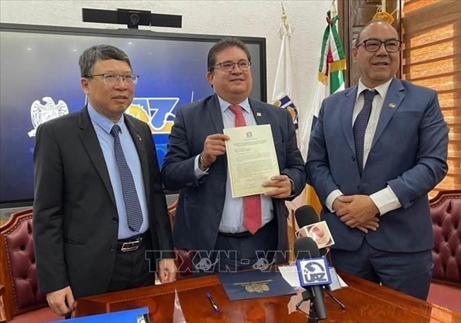 Đại sứ Việt Nam được bổ nhiệm tại Mexico Nguyễn Văn Hải cùng lãnh đạo Trường Đại học tự trị Zacatecas của Mexico sau lễ ký Biên bản ghi nhớ về hợp tác Giáo dục - Văn hóa giữa hai đơn vị (Mexico, 20/11/2024). Ảnh: Phi Hùng - TTXVN