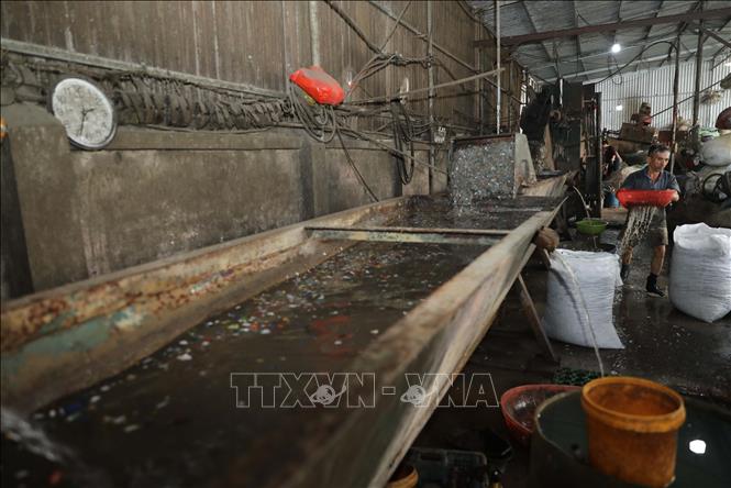 Vấn đề ô nhiễm nước thải của các cơ sở sản xuất nhựa tái chế và tiếng ồn đáng báo động với cuộc sống của người dân. Ảnh: Thành Phương – TTXVN