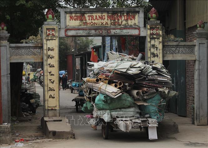 Mỗi ngày, hàng trăm chuyến xe chở phế liệu từ khắp các tỉnh đổ về thôn Xà Cầu. Ảnh: Thành Phương – TTXVN