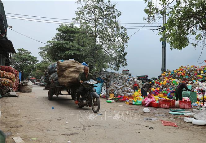 Hàng trăm chuyến xe mỗi ngày chở phế liệu từ các tỉnh đổ về nghĩa trang nhân dân thôn Xà Cầu. Ảnh: Thành Phương – TTXVN