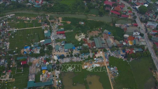 Toàn bộ nước thải của làng tái chế nhựa được xả trực tiếp ra nhánh sông Nhuệ. Ảnh: Thành Phương - TTXVN