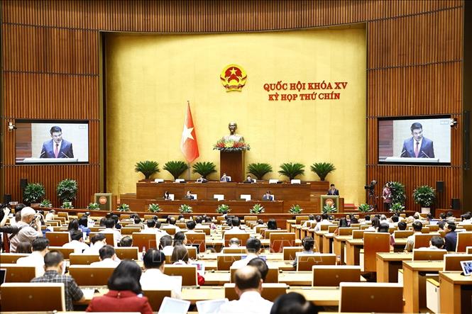 Viện trưởng Viện Kiểm sát nhân dân tối cao Nguyễn Huy Tiến trình bày Tờ trình dự thảo Nghị quyết của Quốc hội về việc thí điểm Viện kiểm sát nhân dân khởi kiện vụ án dân sự để bảo vệ quyền dân sự của các chủ thể là nhóm dễ bị tổn thương hoặc bảo vệ lợi ích công. Ảnh: Doãn Tấn - TTXVN