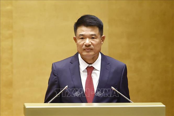 Viện trưởng Viện Kiểm sát nhân dân tối cao Nguyễn Huy Tiến trình bày Tờ trình dự thảo Nghị quyết của Quốc hội về việc thí điểm Viện kiểm sát nhân dân khởi kiện vụ án dân sự để bảo vệ quyền dân sự của các chủ thể là nhóm dễ bị tổn thương hoặc bảo vệ lợi ích công. Ảnh: Doãn Tấn - TTXVN