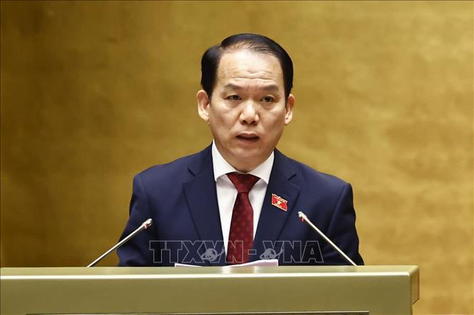 Chủ nhiệm Ủy ban Pháp luật và Tư pháp của Quốc hội Hoàng Thanh Tùng trình bày Báo cáo thẩm tra dự thảo Nghị quyết của Quốc hội về việc thí điểm Viện kiểm sát nhân dân khởi kiện vụ án dân sự để bảo vệ quyền dân sự của các chủ thể là nhóm dễ bị tổn thương hoặc bảo vệ lợi ích công. Ảnh: Doãn Tấn - TTXVN