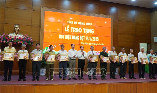 Lãnh đạo tỉnh Đồng Tháp trao Huy hiệu 50 năm tuổi Đảng cho đảng viên. Ảnh: Nhựt An - TTXVN