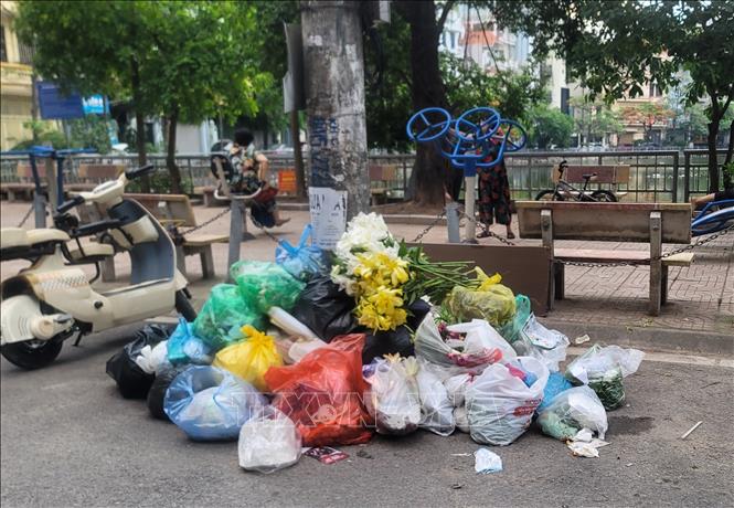 Rác vứt bừa bãi tại nơi công cộng ở Hồ Quỳnh (Hà Nội). Ảnh: Phương Anh - TTXVN
