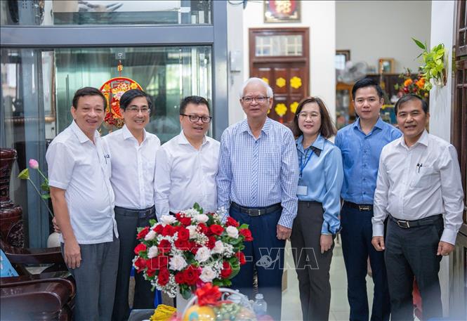 Chủ tịch Hội Nhà báo Việt Nam thăm và tặng quà các nhà báo lão thành