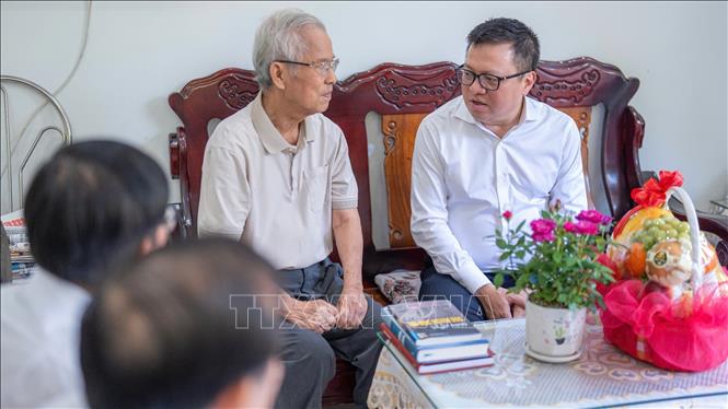 Chủ tịch Hội Nhà báo Việt Nam thăm và tặng quà các nhà báo lão thành