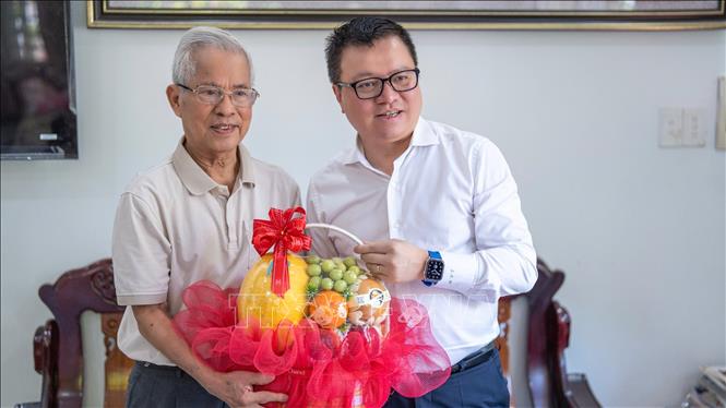 Chủ tịch Hội Nhà báo Việt Nam thăm và tặng quà các nhà báo lão thành