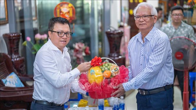 Chủ tịch Hội Nhà báo Việt Nam thăm và tặng quà các nhà báo lão thành