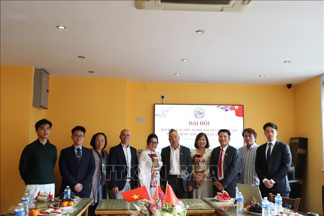 Ban chấp hành VAUK mới, nhiệm kỳ 2025-2029, chụp ảnh lưu niệm. Ảnh: Hữu Tiến -  PV TTXVN tại Anh