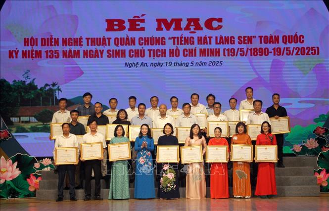 Trao Bằng khen của Chủ tịch UBND tỉnh Nghệ An cho các đơn vị tham gia Hội diễn. Ảnh: Văn Tý-TTXVN