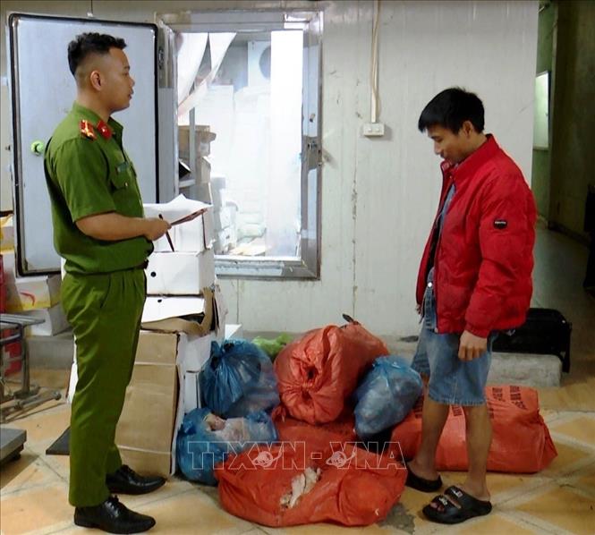 Đối tượng Đặng Văn Hưng cùng tang vật. Ảnh: Hải Yến - TTXVN