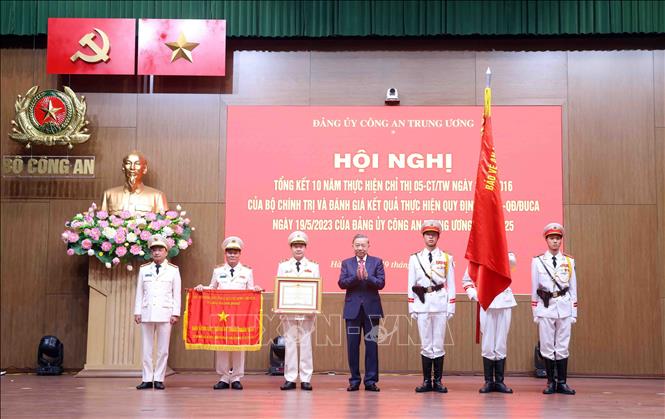 Tổng Bí thư Tô Lâm trao tặng Danh hiệu “Anh hùng lực lượng vũ trang nhân dân” cho Cục An ninh mạng và phòng, chống tội phạm sử dụng công nghệ cao, Bộ Công an. Ảnh: Phạm Kiên - TTXVN