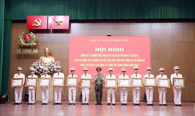 Đại tướng Lương Tam Quang, Ủy viên Bộ Chính trị, Bí thư Đảng ủy Công an Trung ương, Bộ trưởng Bộ Công an trao Huân chương Quân công hạng Ba; Huân chương Chiến công hạng Nhất, Nhì, Ba và Huân chương Bảo vệ Tổ quốc hạng Ba của Chủ tịch nước tặng các tập thể và cá nhân có thành tích xuất sắc. Ảnh: Phạm Kiên - TTXVN