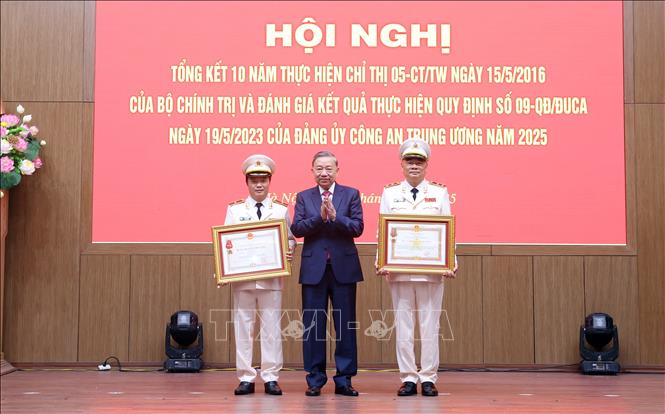 Tổng Bí thư Tô Lâm trao tặng Huân chương Quân công hạng Ba cho Trung tướng Tô Ân Xô, Trợ lý Tổng Bí thư, Phụ trách Văn phòng Tổng Bí thư (bên phải) và Huân chương Chiến công hạng Nhì cho Thiếu tướng Đặng Hồng Đức, Thứ trưởng Bộ Công an (bên trái) vì đã có thành tích xuất sắc. Ảnh: Phạm Kiên - TTXVN