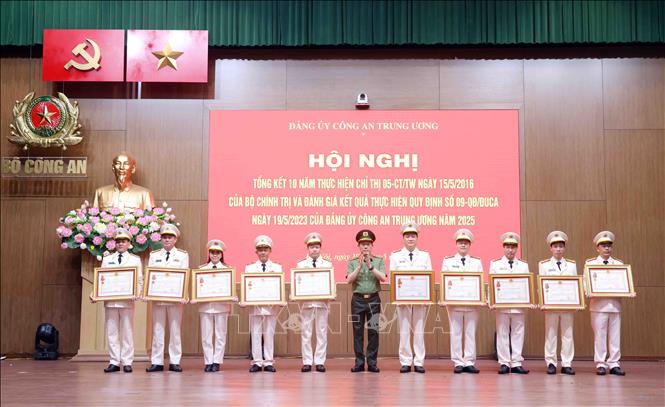 Đại tướng Lương Tam Quang, Ủy viên Bộ Chính trị, Bí thư Đảng ủy Công an Trung ương, Bộ trưởng Bộ Công an trao Huân chương Quân công hạng Ba; Huân chương Chiến công hạng Nhất, Nhì, Ba và Huân chương Bảo vệ Tổ quốc hạng Ba của Chủ tịch nước tặng các tập thể và cá nhân có thành tích xuất sắc. Ảnh: Phạm Kiên - TTXVN