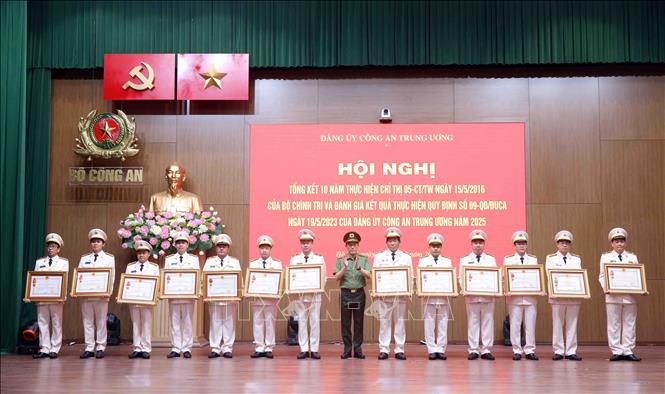 Đại tướng Lương Tam Quang, Ủy viên Bộ Chính trị, Bí thư Đảng ủy Công an Trung ương, Bộ trưởng Bộ Công an trao Huân chương Quân công hạng Ba; Huân chương Chiến công hạng Nhất, Nhì, Ba và Huân chương Bảo vệ Tổ quốc hạng Ba của Chủ tịch nước tặng các tập thể và cá nhân có thành tích xuất sắc. Ảnh: Phạm Kiên - TTXVN