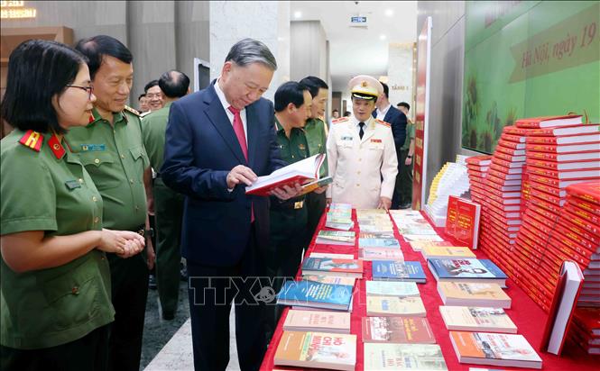 Tổng Bí thư Tô Lâm và các đại biểu tham quan gian trưng bày sách về Chủ tịch Hồ Chí Minh. Ảnh: Phạm Kiên - TTXVN