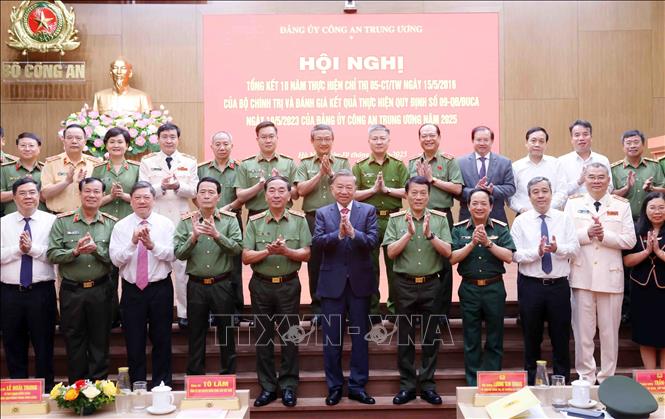 Tổng Bí thư Tô Lâm chụp ảnh chung với các đại biểu tham dự hội nghị. Ảnh: Phạm Kiên - TTXVN